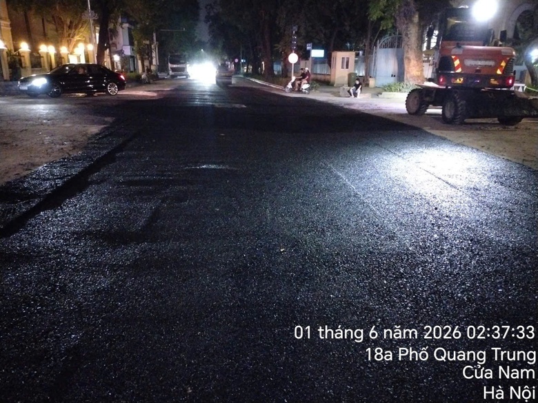 H&agrave; Nội: Nhiều tuyến phố được thảm nhựa, dỡ r&agrave;o chắn dự &aacute;n chống ngập- Ảnh 2.