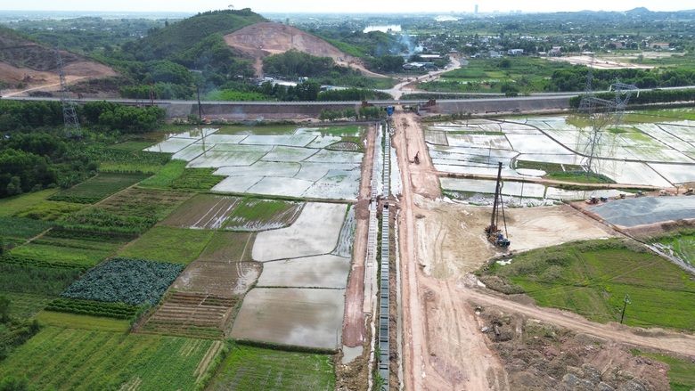 Huế: Cận cảnh thi c&ocirc;ng n&uacute;t giao 300 tỷ đồng dẫn v&agrave;o cao tốc Cam Lộ - La Sơn- Ảnh 1.