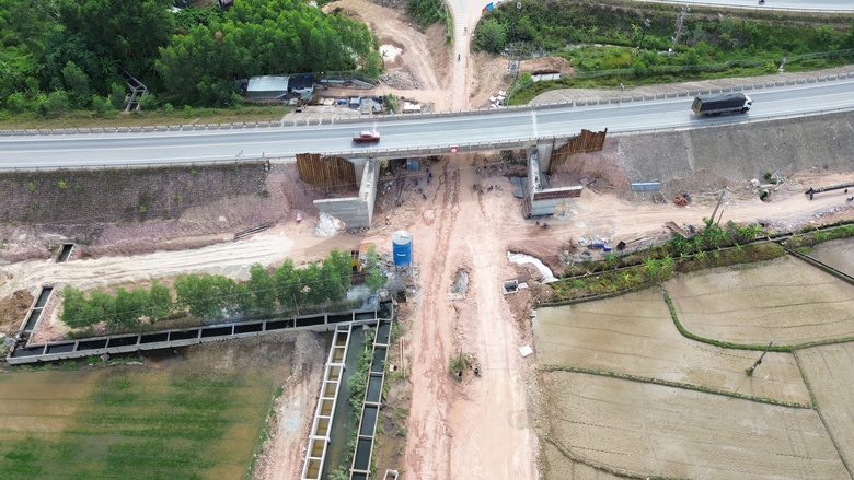 Huế: Cận cảnh thi c&ocirc;ng n&uacute;t giao 300 tỷ đồng dẫn v&agrave;o cao tốc Cam Lộ - La Sơn- Ảnh 13.