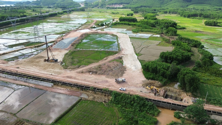 Huế: Cận cảnh thi c&ocirc;ng n&uacute;t giao 300 tỷ đồng dẫn v&agrave;o cao tốc Cam Lộ - La Sơn- Ảnh 2.