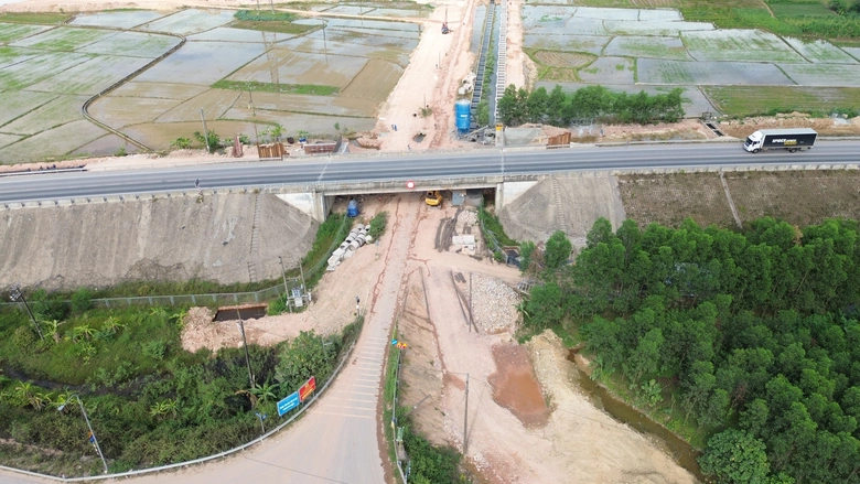 Huế: Cận cảnh thi c&ocirc;ng n&uacute;t giao 300 tỷ đồng dẫn v&agrave;o cao tốc Cam Lộ - La Sơn- Ảnh 5.