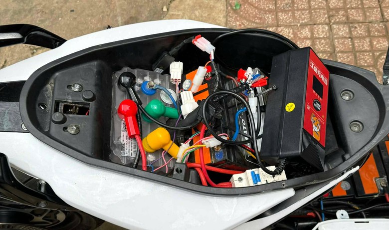Phát hiện thiếu niên 15 tuổi ở Đắk Lắk độ chế xe đạp điện chạy tới 100 km/h- Ảnh 2. Phát hiện thiếu niên 15 tuổi ở Đắk Lắk độ chế xe đạp điện chạy tới 100 km/h- Ảnh 2.