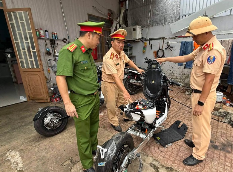 Phát hiện thiếu niên 15 tuổi ở Đắk Lắk độ chế xe đạp điện chạy tới 100 km/h- Ảnh 1. Phát hiện thiếu niên 15 tuổi ở Đắk Lắk độ chế xe đạp điện chạy tới 100 km/h- Ảnh 1.