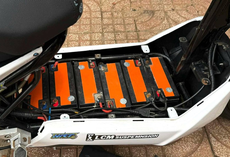 Phát hiện thiếu niên 15 tuổi ở Đắk Lắk độ chế xe đạp điện chạy tới 100 km/h- Ảnh 3. Phát hiện thiếu niên 15 tuổi ở Đắk Lắk độ chế xe đạp điện chạy tới 100 km/h- Ảnh 3.