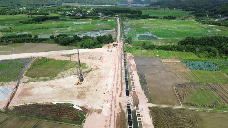 Huế: Cận cảnh thi c&ocirc;ng n&uacute;t giao 300 tỷ đồng dẫn v&agrave;o cao tốc Cam Lộ - La Sơn- Ảnh 9.