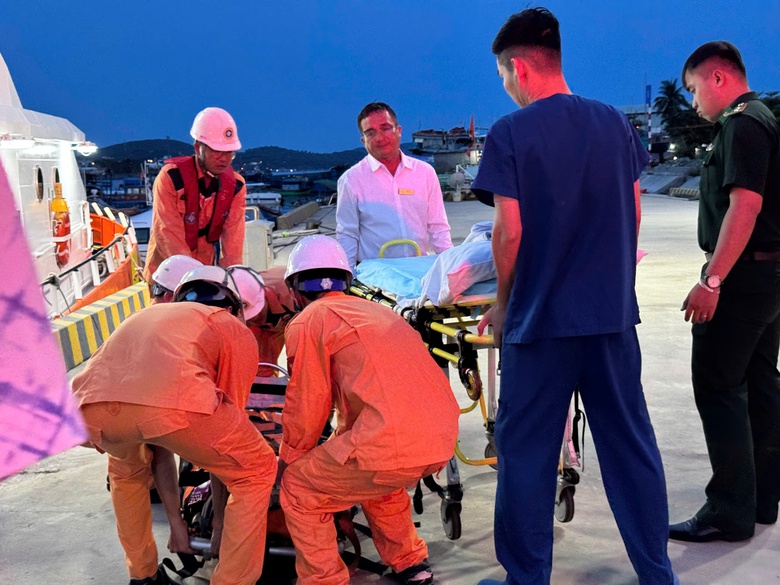 Cứu sống thuyền vi&ecirc;n Philippines nghi tai biến giữa h&agrave;nh tr&igrave;nh tr&ecirc;n biển Kh&aacute;nh H&ograve;a- Ảnh 3.