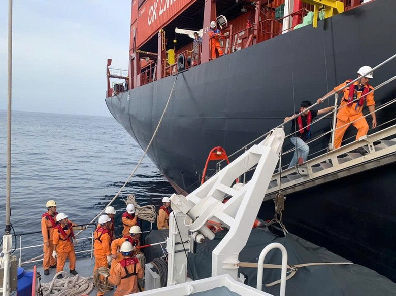 Cứu sống thuyền vi&ecirc;n Philippines nghi tai biến giữa h&agrave;nh tr&igrave;nh tr&ecirc;n biển Kh&aacute;nh H&ograve;a- Ảnh 1.