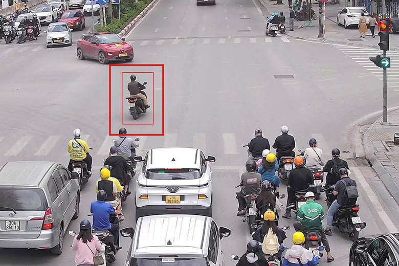 H&agrave; Nội: Camera AI li&ecirc;n tục ph&aacute;t hiện xe m&aacute;y vượt đ&egrave;n đỏ bất chấp mức phạt cao- Ảnh 1.