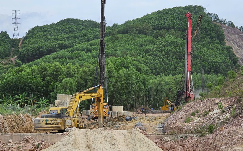 Huế: Cận cảnh thi c&ocirc;ng n&uacute;t giao 300 tỷ đồng dẫn v&agrave;o cao tốc Cam Lộ - La Sơn- Ảnh 8.
