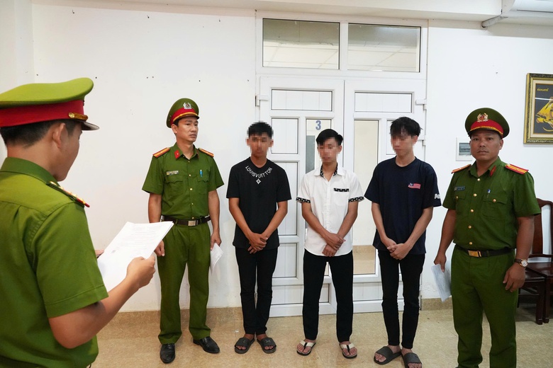 Lái mô tô bốc đầu trên quốc lộ 49B, 3 thiếu niên ở Huế bị khởi tố- Ảnh 1. Lái mô tô bốc đầu trên quốc lộ 49B, 3 thiếu niên ở Huế bị khởi tố- Ảnh 1.