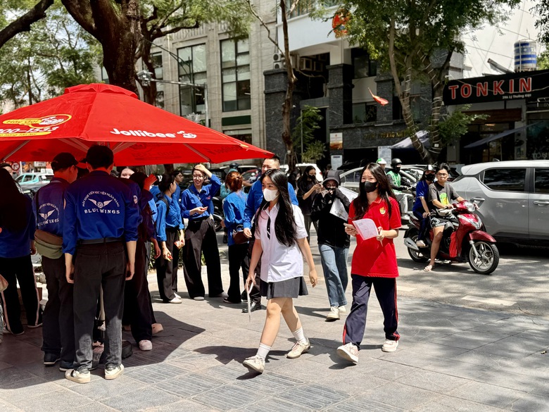 H&agrave; Nội: Hơn 129.000 th&iacute; sinh l&agrave;m thủ tục dự thi tốt nghiệp THPT 2026- Ảnh 8.