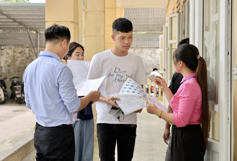 H&agrave; Nội: Hơn 129.000 th&iacute; sinh l&agrave;m thủ tục dự thi tốt nghiệp THPT 2026- Ảnh 11.