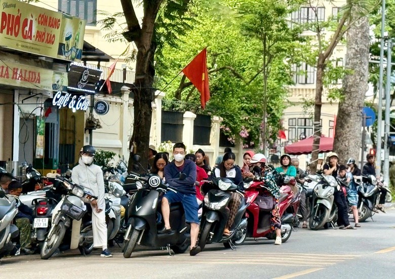 H&agrave; Nội: Hơn 129.000 th&iacute; sinh l&agrave;m thủ tục dự thi tốt nghiệp THPT 2026- Ảnh 15.
