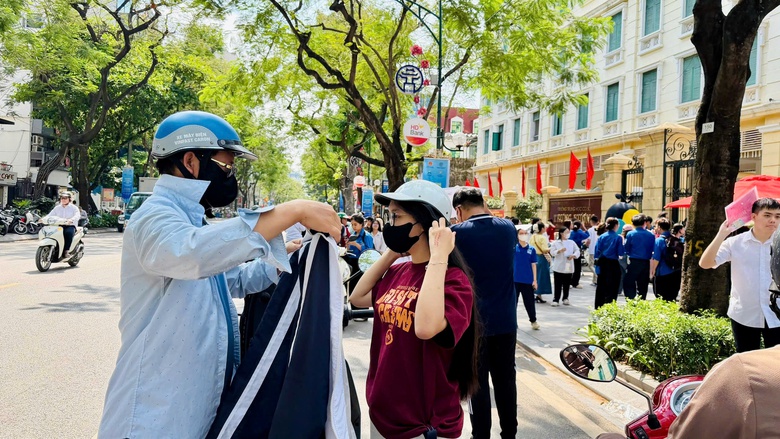H&agrave; Nội: Hơn 129.000 th&iacute; sinh l&agrave;m thủ tục dự thi tốt nghiệp THPT 2026- Ảnh 14.
