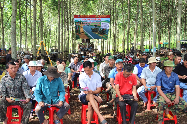 L&acirc;m Đồng: Tuy&ecirc;n truyền, k&yacute; cam kết bảo đảm an to&agrave;n giao th&ocirc;ng đối với xe m&aacute;y k&eacute;o nhỏ - Ảnh 1.