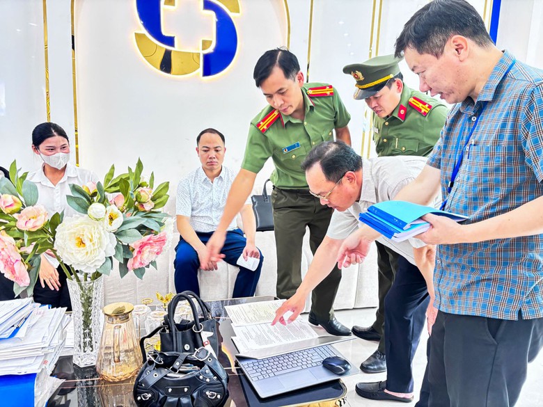 Bắc Ninh: khởi tố 12 b&aacute;c sỹ rởm, thu&ecirc; shipper đ&oacute;ng vai b&aacute;c sĩ, tạo h&igrave;nh thẩm mỹ phụ khoa - Ảnh 1.