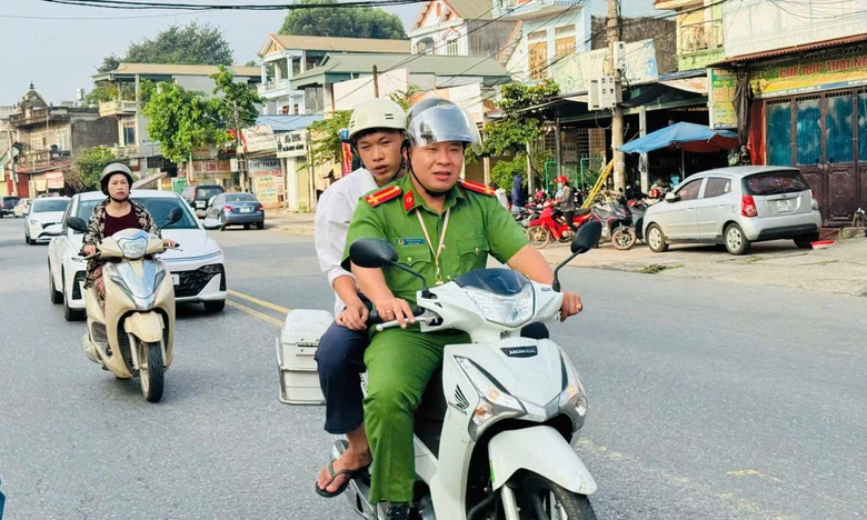 Th&aacute;i Nguy&ecirc;n: C&ocirc;ng an x&atilde; chở th&iacute; sinh về nh&agrave; lấy CCCD, kịp đến điểm thi đ&uacute;ng giờ- Ảnh 1.