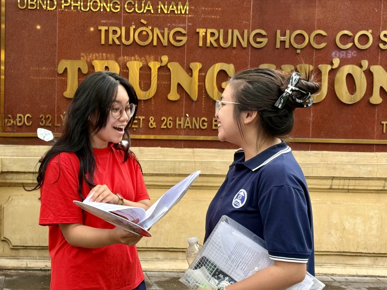 Những nụ cười sau giờ thi m&ocirc;n To&aacute;n tốt nghiệp THPT 2026 - Ảnh 4.