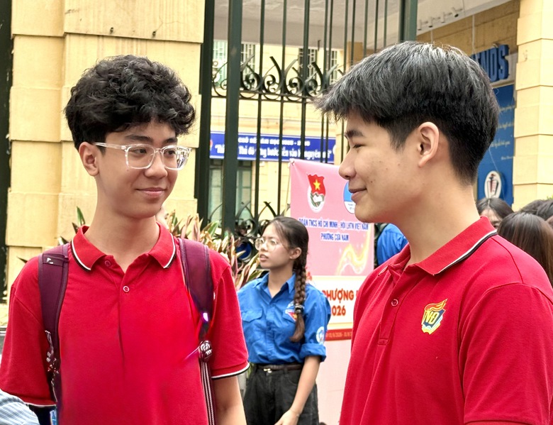 Những nụ cười sau giờ thi m&ocirc;n To&aacute;n tốt nghiệp THPT 2026 - Ảnh 2.