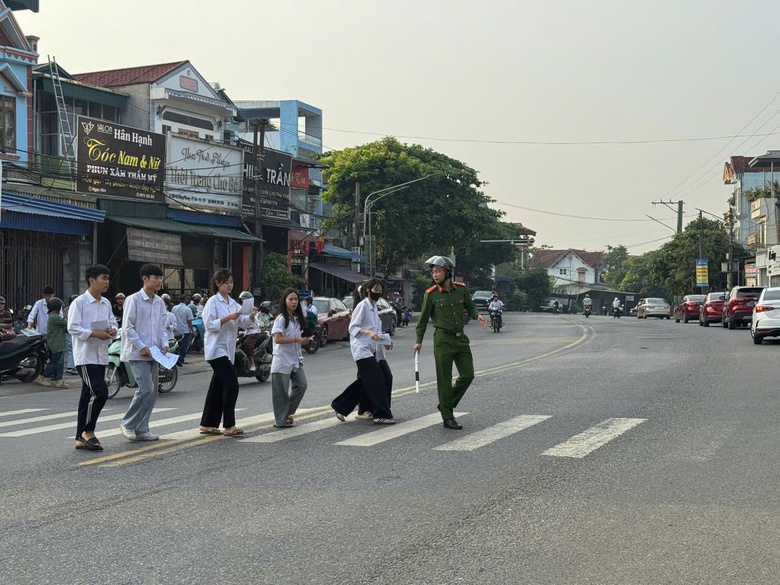 Th&aacute;i Nguy&ecirc;n: C&ocirc;ng an x&atilde; chở th&iacute; sinh về nh&agrave; lấy CCCD, kịp đến điểm thi đ&uacute;ng giờ- Ảnh 2.