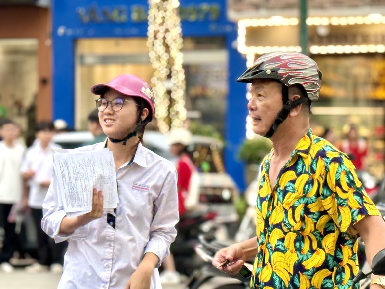 Những nụ cười sau giờ thi m&ocirc;n To&aacute;n tốt nghiệp THPT 2026 - Ảnh 11.