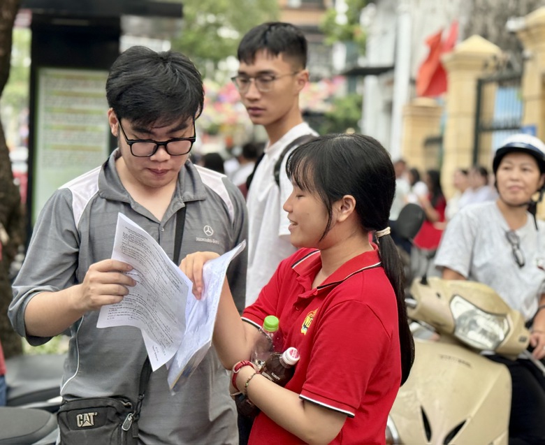Những nụ cười sau giờ thi m&ocirc;n To&aacute;n tốt nghiệp THPT 2026 - Ảnh 8.