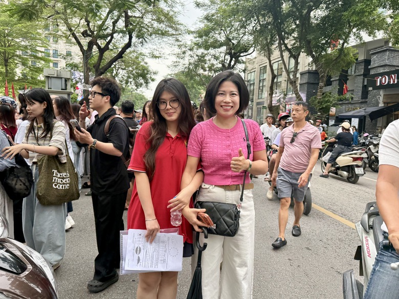 Những nụ cười sau giờ thi m&ocirc;n To&aacute;n tốt nghiệp THPT 2026 - Ảnh 7.