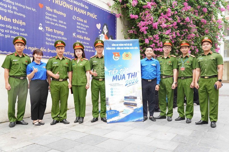Những h&igrave;nh ảnh ấm &aacute;p b&ecirc;n ngo&agrave;i ph&ograve;ng thi tốt nghiệp THPT 2026 - Ảnh 9.