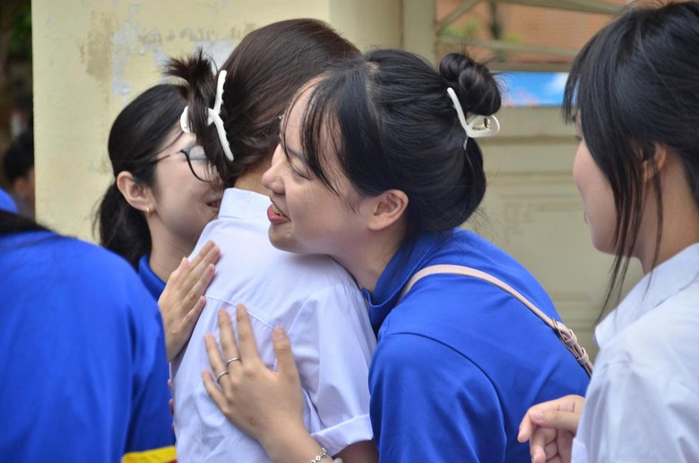 Những h&igrave;nh ảnh ấm &aacute;p b&ecirc;n ngo&agrave;i ph&ograve;ng thi tốt nghiệp THPT 2026 - Ảnh 3.