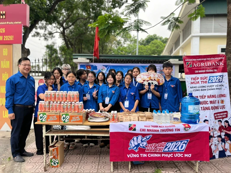 Những h&igrave;nh ảnh ấm &aacute;p b&ecirc;n ngo&agrave;i ph&ograve;ng thi tốt nghiệp THPT 2026 - Ảnh 2.