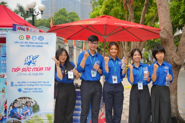 Những h&igrave;nh ảnh ấm &aacute;p b&ecirc;n ngo&agrave;i ph&ograve;ng thi tốt nghiệp THPT 2026 - Ảnh 5.