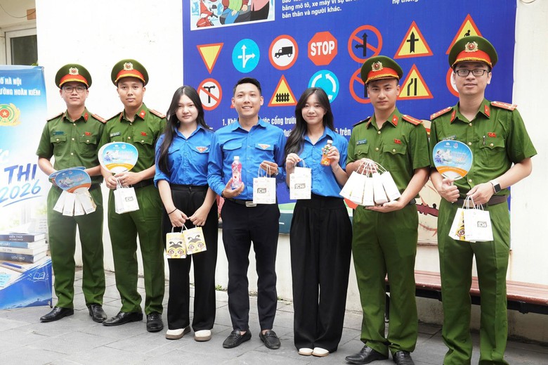 Những h&igrave;nh ảnh ấm &aacute;p b&ecirc;n ngo&agrave;i ph&ograve;ng thi tốt nghiệp THPT 2026 - Ảnh 8.
