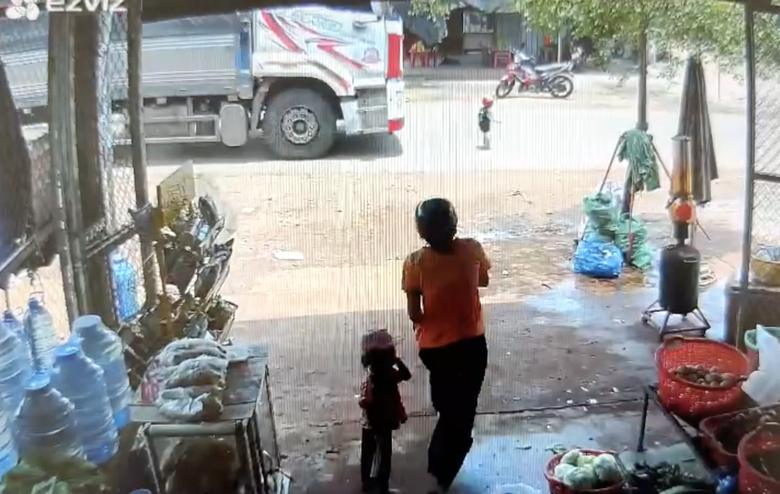 Đắk Lắk: Cháu bé 3 tuổi tử vong thương tâm sau va chạm với xe tải- Ảnh 1. Đắk Lắk: Cháu bé 3 tuổi tử vong thương tâm sau va chạm với xe tải- Ảnh 1.