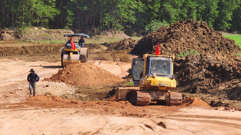 Quảng Ng&atilde;i đưa 57 mỏ kho&aacute;ng sản với trữ lượng h&agrave;ng chục triệu m3 ra đấu gi&aacute; - Ảnh 3.