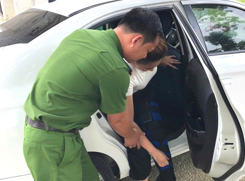 Thanh Hóa: Công an xã dùng xe ô tô đưa đón nữ sinh gãy chân đi thi tốt nghiệp - Ảnh 1.