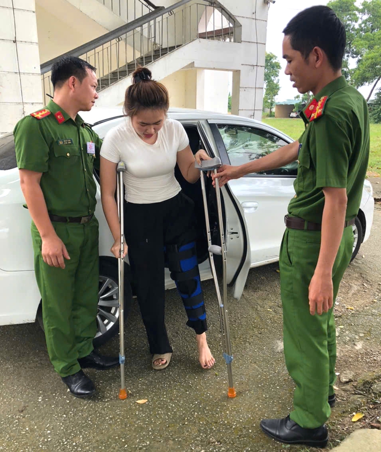 Thanh Hóa: Công an xã dùng xe ô tô đưa đón nữ sinh gãy chân đi thi tốt nghiệp - Ảnh 2.