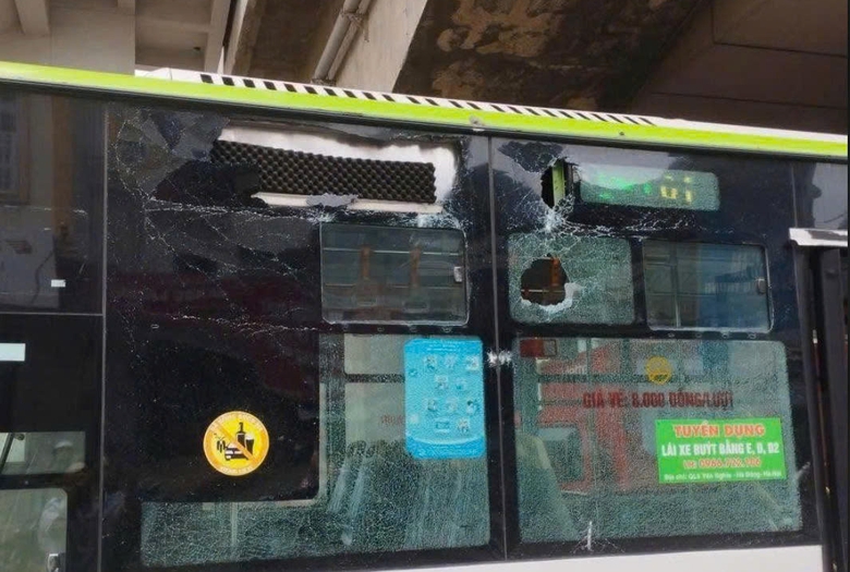 Metro H&agrave; Nội n&oacute;i g&igrave; về vụ mảng vữa từ ga Văn Kh&ecirc; rơi tr&uacute;ng xe bu&yacute;t BRT? - Ảnh 1.
