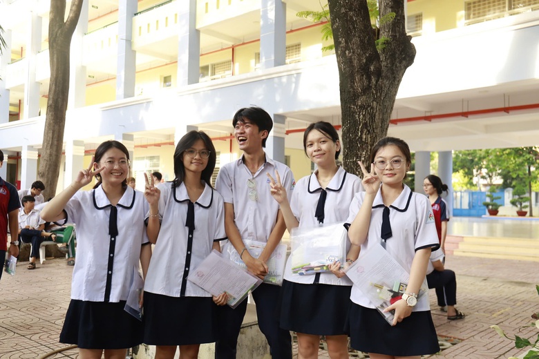 Tự tin vượt "vũ m&ocirc;n", hơn 142.000 th&iacute; sinh TP.HCM bước v&agrave;o ng&agrave;y thi đầu ti&ecirc;n - Ảnh 1.