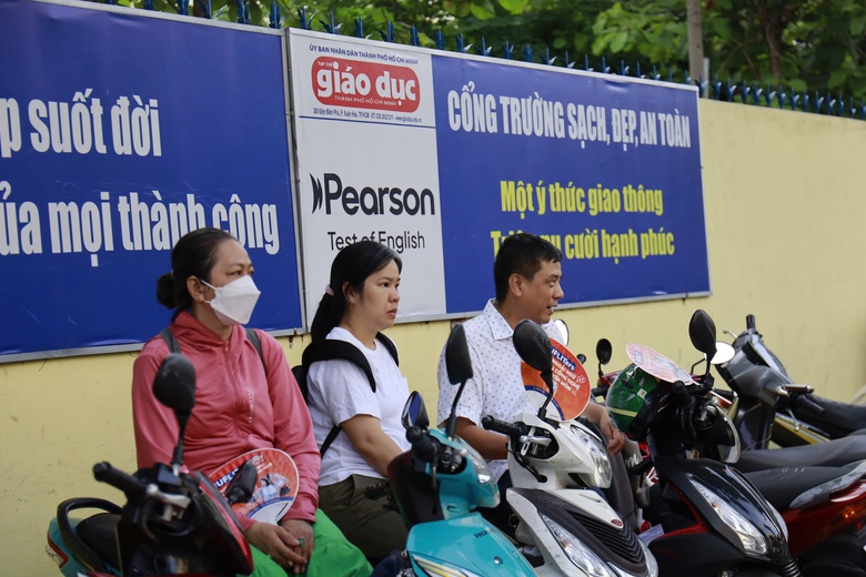 Tự tin vượt "vũ m&ocirc;n", hơn 142.000 th&iacute; sinh TP.HCM bước v&agrave;o ng&agrave;y thi đầu ti&ecirc;n - Ảnh 4.