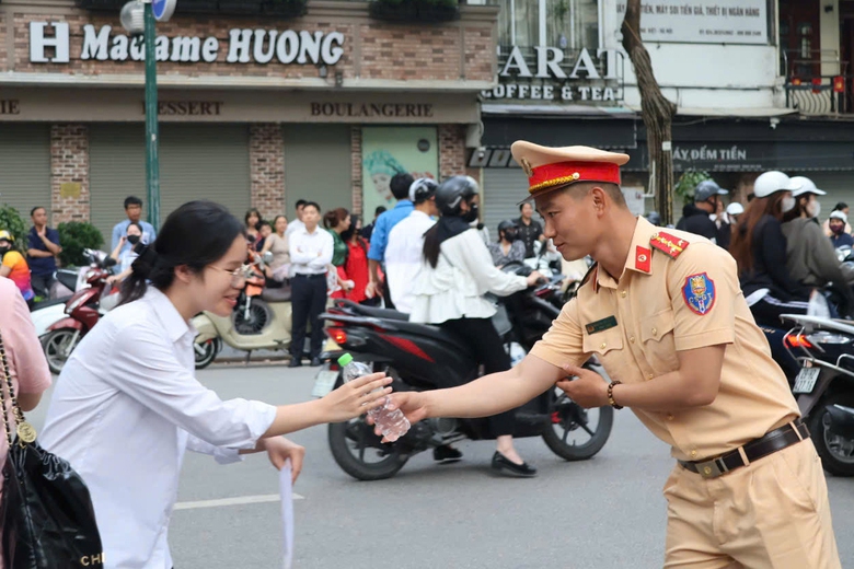 Cảnh s&aacute;t H&agrave; Nội sẵn s&agrave;ng xử l&yacute; t&igrave;nh huống ph&aacute;t sinh ng&agrave;y đầu thi tốt nghiệp THPT 2026- Ảnh 8.