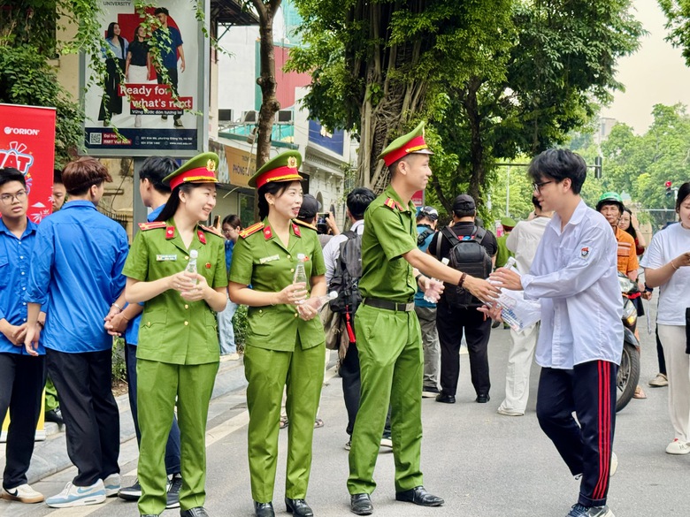 H&agrave; Nội: Điểm n&oacute;ng giao th&ocirc;ng 'hạ nhiệt' trước giờ sĩ tử v&agrave;o ph&ograve;ng thi- Ảnh 3.