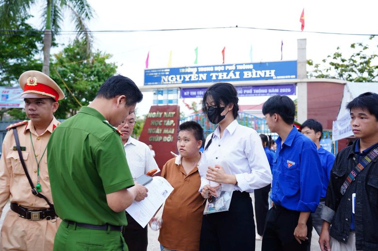 Đ&agrave; Nẵng: CSGT d&ugrave;ng xe đặc chủng đưa th&iacute; sinh vượt 30km đến điểm thi v&igrave; đi nhầm - Ảnh 1.