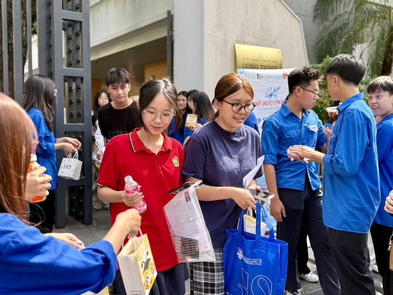 Những h&igrave;nh ảnh ấm &aacute;p b&ecirc;n ngo&agrave;i ph&ograve;ng thi tốt nghiệp THPT 2026 - Ảnh 6.