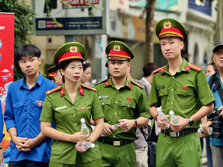 Những h&igrave;nh ảnh ấm &aacute;p b&ecirc;n ngo&agrave;i ph&ograve;ng thi tốt nghiệp THPT 2026 - Ảnh 1.