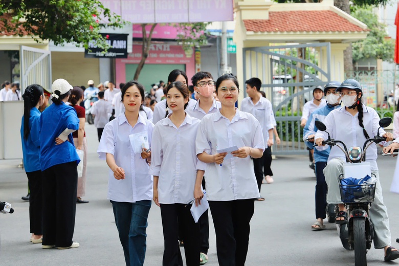 Những nụ cười sau giờ thi m&ocirc;n To&aacute;n tốt nghiệp THPT 2026 - Ảnh 5.