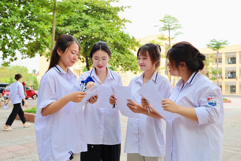 Ngày thi đầu tiên tốt nghiệp THPT 2026: 27 thí sinh bị đình chỉ - Ảnh 1.