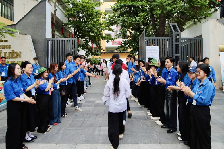 Những h&igrave;nh ảnh ấm &aacute;p b&ecirc;n ngo&agrave;i ph&ograve;ng thi tốt nghiệp THPT 2026 - Ảnh 10.