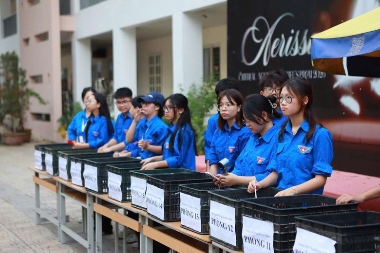 Những h&igrave;nh ảnh ấm &aacute;p b&ecirc;n ngo&agrave;i ph&ograve;ng thi tốt nghiệp THPT 2026 - Ảnh 18.