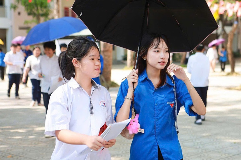 Những h&igrave;nh ảnh ấm &aacute;p b&ecirc;n ngo&agrave;i ph&ograve;ng thi tốt nghiệp THPT 2026 - Ảnh 17.