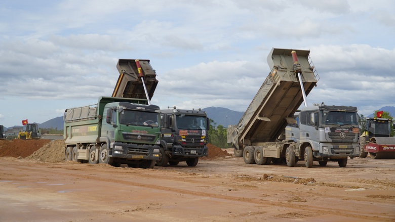 Chạy đua tiến độ tr&ecirc;n đại c&ocirc;ng trường Dự &aacute;n đường cất hạ c&aacute;nh số 2 s&acirc;n bay Ph&ugrave; C&aacute;t - Ảnh 2.